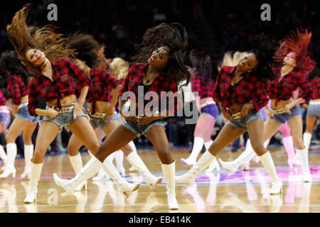 24 novembre 2014: PHILADELPHIA 76ers il Dream Team in azione durante il gioco NBA tra il Portland Trail Blazers e la Philadelphia 76ers presso la Wells Fargo Center di Philadelphia, Pennsylvania. Il Portland Trail Blazers ha vinto 114-104. Foto Stock