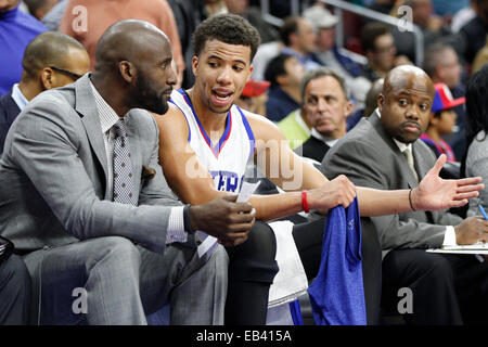 24 novembre 2014: PHILADELPHIA 76ers guard Michael Carter-Williams (1) parla di cose oltre con assistant coach Lloyd Pierce durante il gioco NBA tra il Portland Trail Blazers e la Philadelphia 76ers presso la Wells Fargo Center di Philadelphia, Pennsylvania. Il Portland Trail Blazers ha vinto 114-104. Foto Stock