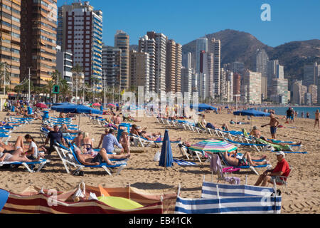 Spiaggia di Benidorm, provincia di Alicante, Costa Blanca, Spagna. tutti i gruppi di età anziani pensionati seniores a prendere il sole passeggiando a piedi rilassante vicino al mare Foto Stock