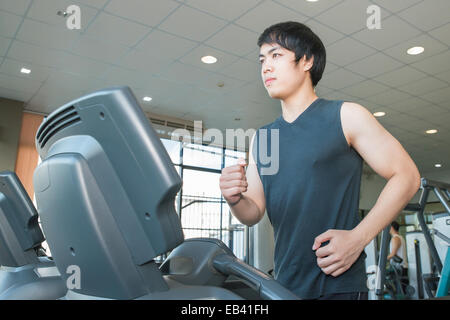 I giovani in esecuzione sul tapis roulant in palestra Foto Stock