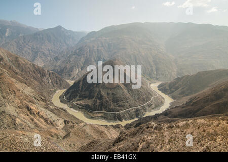 L'Omega ansa del fiume Yangtze, nella provincia dello Yunnan in Cina Foto Stock