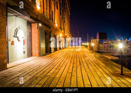 Henderson's Wharf di notte sul lungomare di Fells Point, Baltimore, Maryland. Foto Stock