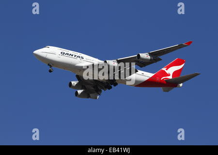 Un QANTAS Boeing 747 denominato 'Isola di Lord Howe' in arrivo all Aeroporto "Kingsford-Smith" a Sydney, in Australia. Foto Stock