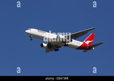 Un QANTAS Boeing 767 denominato 'Byron Bay' arrivando all'Aeroporto di Sydney, Sydney, Australia. Foto Stock