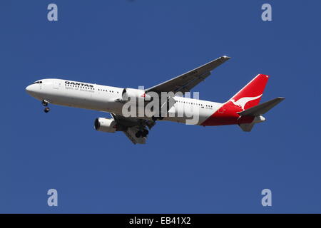 Un QANTAS Boeing 767 denominato 'Byron Bay' arrivando all'Aeroporto di Sydney, Sydney, Australia. Foto Stock