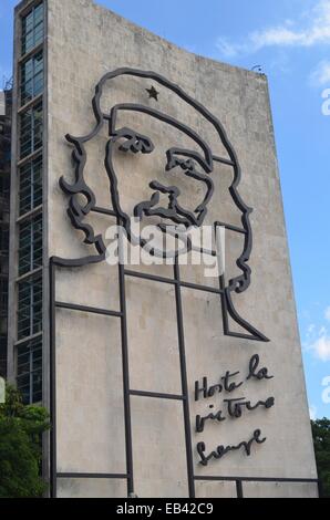 L'immagine di Che Guevara sul lato del Ministero dell'interno edificio in Plaza de la Revolucion, Havana, Cuba Foto Stock