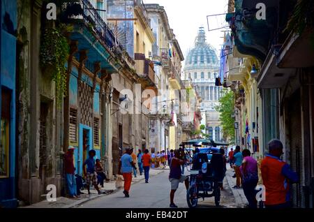 Le strade del Centro Habana / Habana Vieja distretti di Havana, Cuba Foto Stock