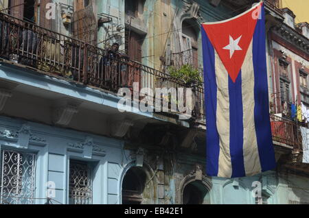 Una Bandiera cubana si blocca su una strada residenziale nel centro di Havana Foto Stock