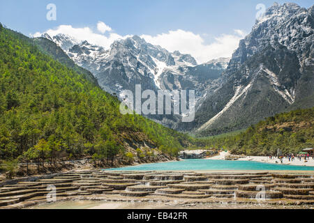 Acqua Bianca cascata sul fiume e Jade Dragon Snow Mountain, Lijiang, Yunnan in Cina. Foto Stock
