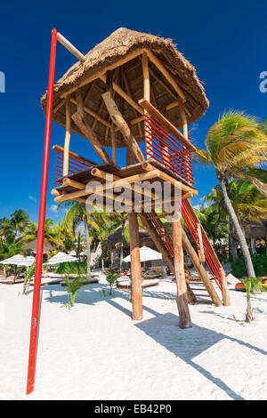 Bagnino torre sulla spiaggia caraibica, Cancun, Messico Foto Stock