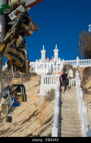 Benidorm, Costa Blanca, Spagna, Europa. famosa area di visualizzazione nella città vecchia con amore si blocca in primo piano. balcon del mediterraneo Foto Stock