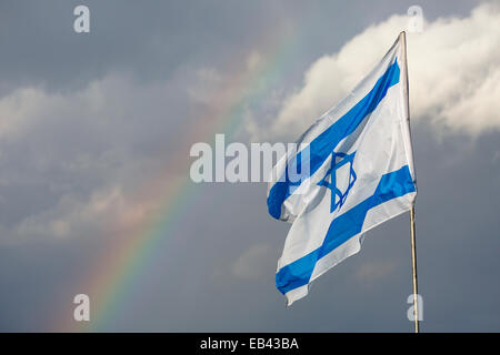 Bandiera e Rainbow. Agamon Lago. La Valle di Hula. Israele Foto Stock