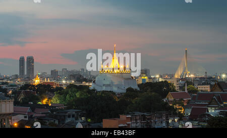 La Golden Mount al Wat Saket, pietra miliare di viaggio di Bangkok in Thailandia Foto Stock