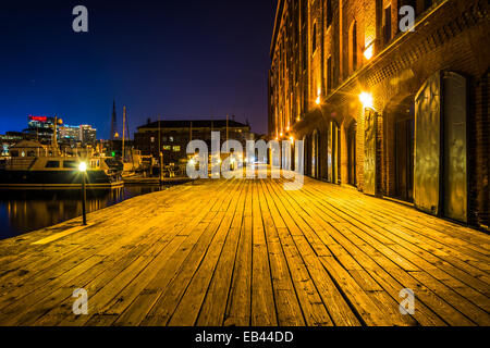 Henderson's Wharf di notte sul lungomare di Fells Point, Baltimore, Maryland. Foto Stock