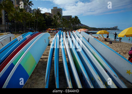 Noleggio tavole da surf, la spiaggia di Waikiki, Honolulu Oahu, Hawaii, STATI UNITI D'AMERICA Foto Stock