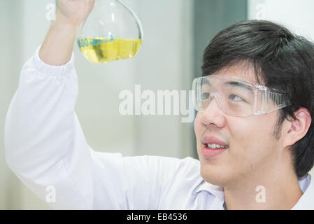 Scienziato asiatico nel laboratorio chimico Foto Stock