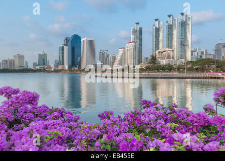 Highrise edificio moderno a Bangkok, in Thailandia. Foto Stock