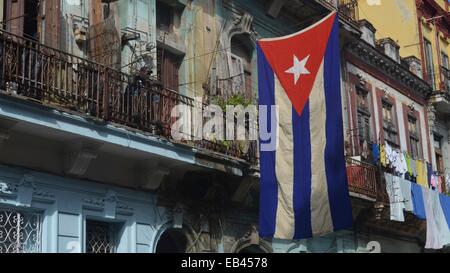 Una Bandiera cubana si blocca su una strada residenziale nel centro di Havana Foto Stock