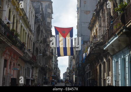 Una Bandiera cubana si blocca su una strada residenziale nel centro di Havana Foto Stock