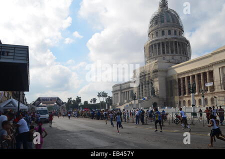 Gli atleti a l'Avana, Cuba partecipare raggiungere il traguardo della maratona Marabana nella parte anteriore dell'edificio Capitolo Foto Stock