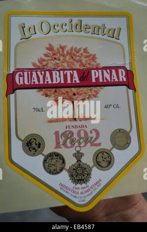 Una Etichetta flacone Guayabita del Pinar, un frutto liqour prodotte nella città di Pinar del Rio, Cuba Foto Stock