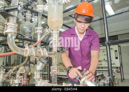 Studente ingegnere girando pompa di pipeline per la formazione in laboratorio Foto Stock