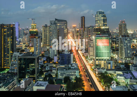 Paesaggio urbano di Bangkok al crepuscolo con il traffico principale Foto Stock