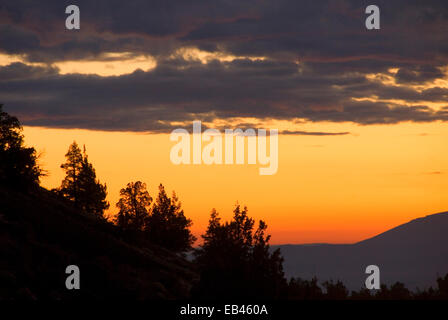 Alba con Schonchin Butte pendenza, letti di Lava monumento nazionale, California Foto Stock