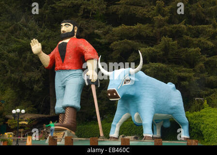 Paul Bunyan e Babe statue, alberi di mistero, California Foto Stock