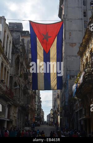 Una Bandiera cubana si blocca su una strada residenziale nel centro di Havana Foto Stock