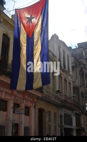 Una Bandiera cubana si blocca su una strada residenziale nel centro di Havana Foto Stock