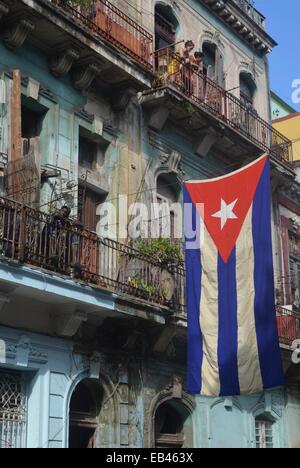 Una Bandiera cubana si blocca su una strada residenziale nel centro di Havana Foto Stock