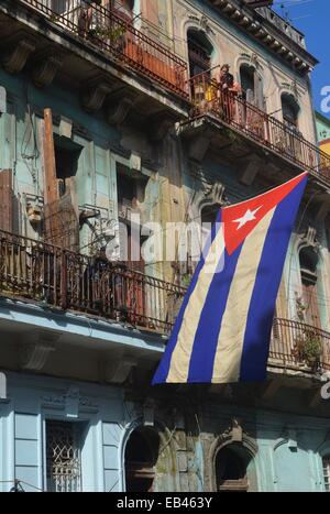 Una Bandiera cubana si blocca su una strada residenziale nel centro di Havana Foto Stock