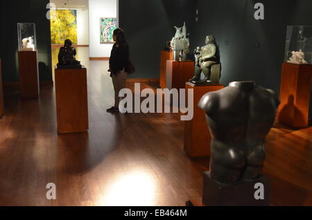 Gli studenti in una classe di arte presso la Donacion Botero galley a Bogotà, Colombia Foto Stock