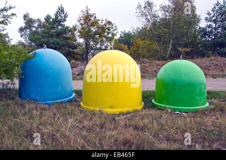 Diversi scomparti colorati per la raccolta di materiali di riciclo in posizione di parcheggio Foto Stock