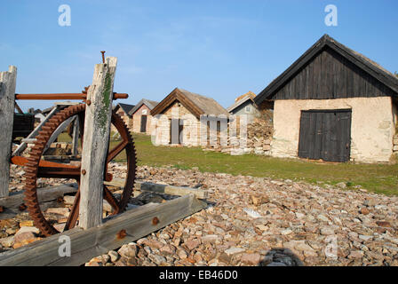 Vecchio arrugginito verricello in barca sulla spiaggia del villaggio di pescatori in Äleklinta, Öland, Svezia Foto Stock