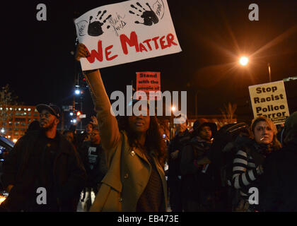 Washington, DC, Stati Uniti d'America. 25 Nov, 2014. Centinaia hanno marciato martedì notte in un secondo giorno di protesta contro una grande decisione della commissione giudicatrice di non incriminare Darren Wilson, un bianco poliziotto che ha sparato e ucciso un inerme adolescente nero, Michael Brown, 18, in Ferguson, Missiouri in agosto. Credito: Miguel Juarez Lugo/ZUMA filo/Alamy Live News Foto Stock