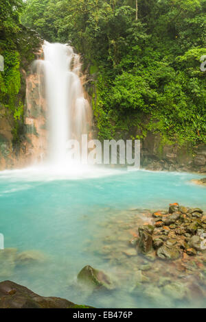 Il cerulean azzurre acque del Rio Celeste a cascata in Volcan Tenorio National Park, Costa Rica. Foto Stock