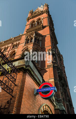 London St Pancras stazione ferroviaria e Renaissance London Hotel da George Gilbert Scott Foto Stock