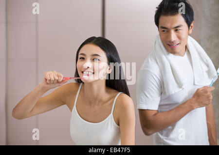 Coppia giovane spazzolare i denti insieme Foto Stock