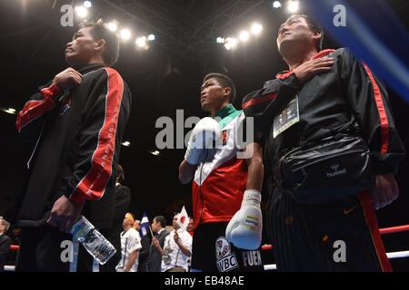 Kanagawa, Giappone. 22 Novembre, 2014. Rocky Fuentes (PHI) Boxe : Rocky Fuentes delle Filippine ascolta l inno nazionale prima che la WBC pesi mosca titolo bout a Yokohama International Piscina di Kanagawa, Giappone . © Hiroaki Yamaguchi/AFLO/Alamy Live News Foto Stock