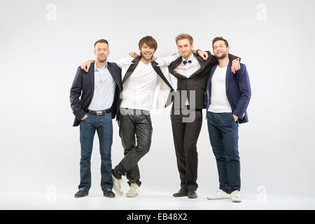 Il gruppo di quattro allegro guy amici Foto Stock