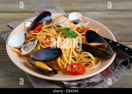 Deliziosi piatti di pasta con calamari, cozze e pomodoro, sulle schede Foto Stock