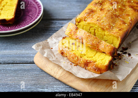 Pezzi di torta al limone su carta, ciambellone Foto Stock