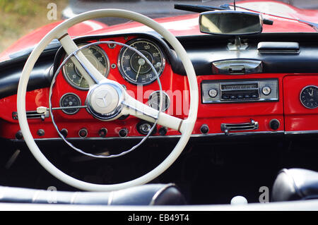 L'Italia, Lombardia, incontro di auto d'epoca, Mercedes 190 SL, Close up del volante Foto Stock