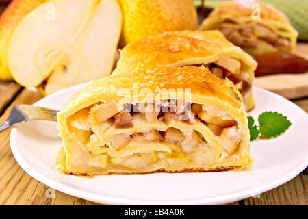 Strudel di pere nella ciotola a bordo Foto Stock