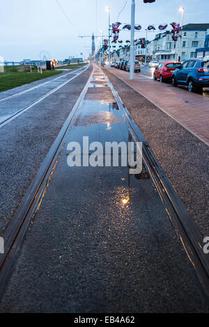 Blackpool, Regno Unito. 26 Nov, 2014. Regno Unito Meteo: un umido ma mite per iniziare la giornata in Blackpool Credito: Gary Telford/Alamy Live News Foto Stock