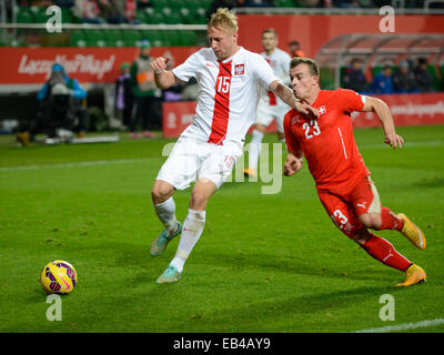 WROCLAW, Polonia - 18 novembre 2014: Kamil Glik (15) e Xherdan Shaqiri (23) in azione durante il match Polonia - Svizzera 2:2. Foto Stock