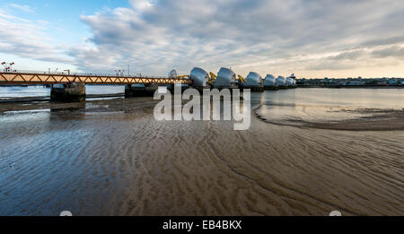 La Thames Flood Barrier sul Fiume Tamigi nella zona est di Londra Foto Stock