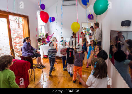 Bambini che giocano con palloncini a una festa di compleanno. Foto Stock